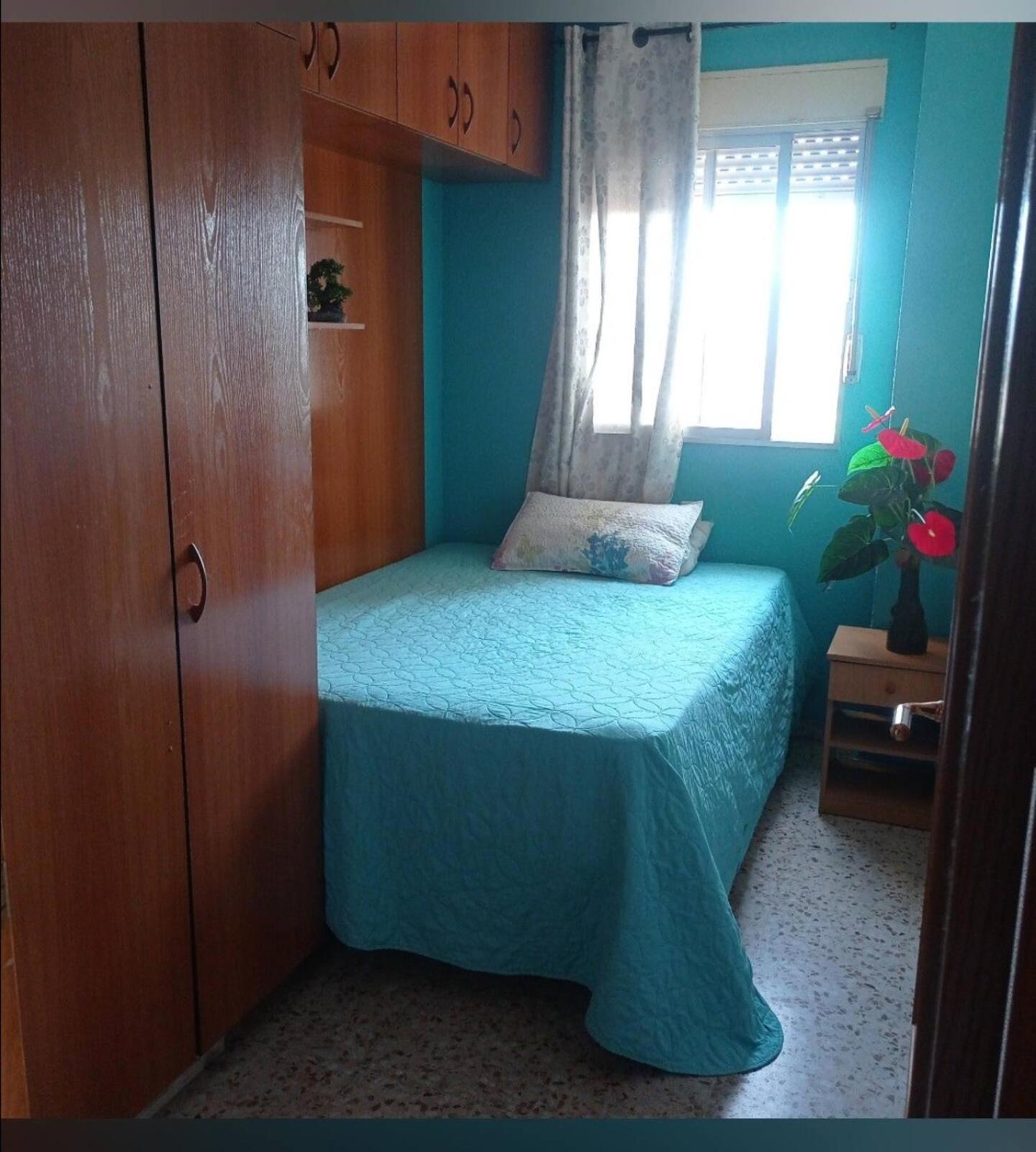 Homestay Estupenda Cama Grande, Recinto Ferial